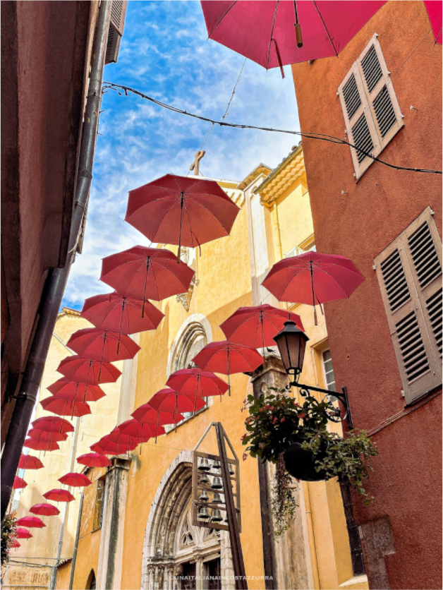 ombrelli rosa appesi su fili, caratterizzano buona parte delle strade di Grasse, capitale del profumo