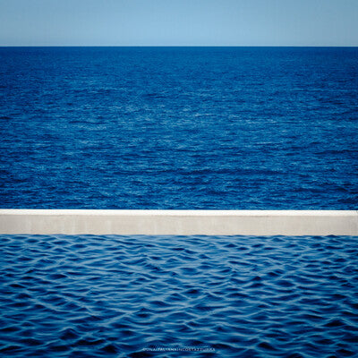 due acque blu differenti un mare in fondo e un bacino d'acqua bassa in primo piano